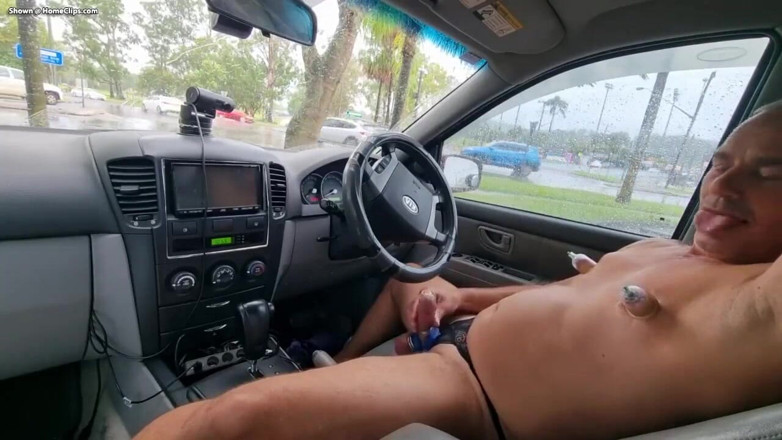 yogiyumyum: Naked in the Car