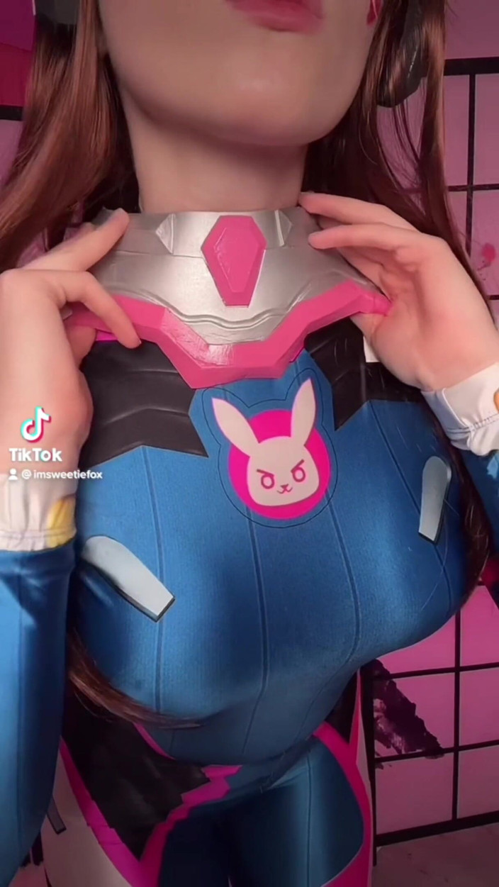 Sweetie Fox: Cosplay gadis tiktoker D.Va dari overwatch dan nyepong kontol sampai...