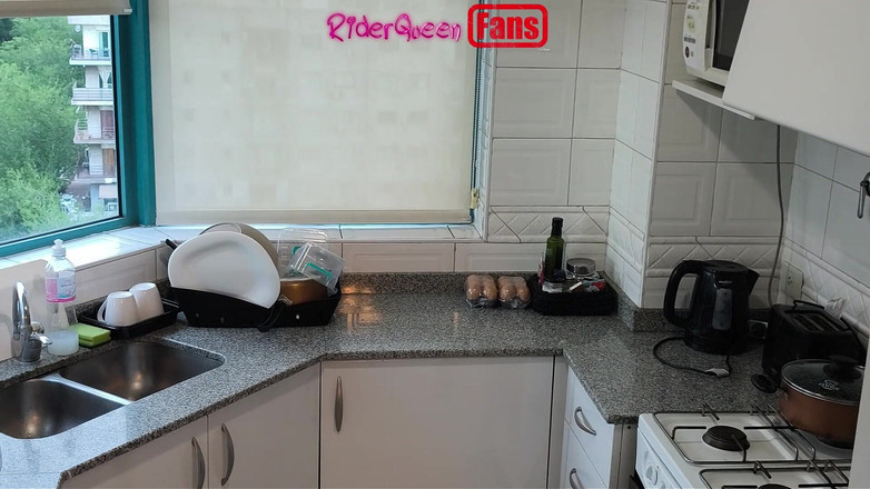 Riderqueen: Üvey anne mutfakta - hayranlar için video