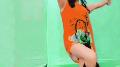 Kitty_Cross: 甜美的娘娘腔穿着可爱的粉色裙子炫耀