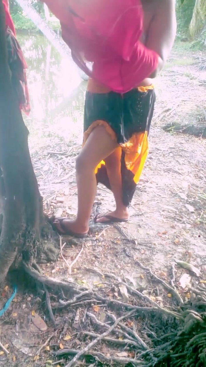 Sadia vabi: Naibroat Bhabhi cjance seu vestido ao lado da lagoa