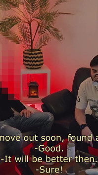 Hetero rozvedený řidič Uberu se vrací pro pomoc a diskrétně návštěvu gauče