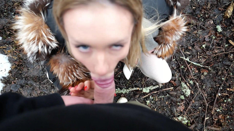 Eronordic: Gadis berambut perang panas di luar rumah yang suka ayam...