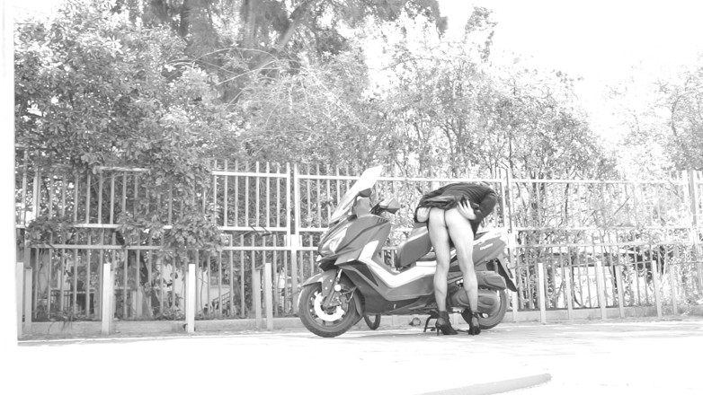 Voyager: Durante o passeio, sua saia levanta e revela seu pênis...