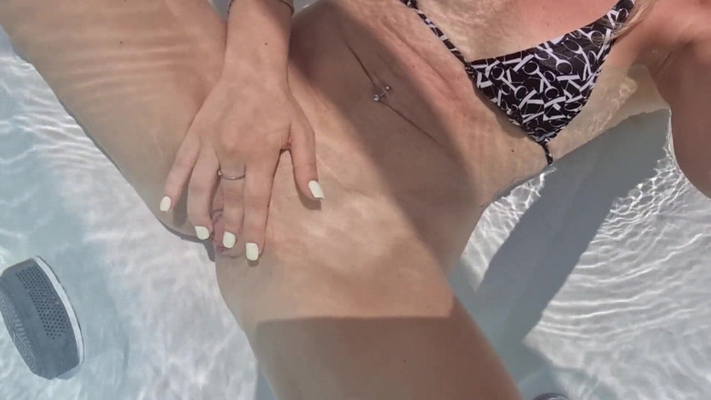 TheloveStory: Masturbazione nella jacuzzi orgasmo bagnato all'aperto