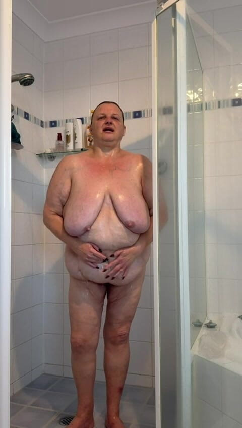 WeAreFukBunnies: Schau zu, wie ich mein klaffendes fotzenloch säubere