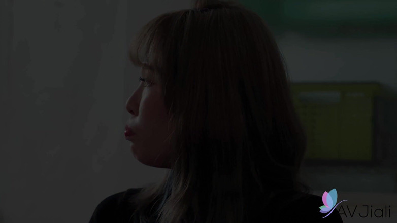 AV Jiali: 나쁜 나쁜 모델과 그녀가 그를 따먹을 수 있도록 그를 존나게 따먹어