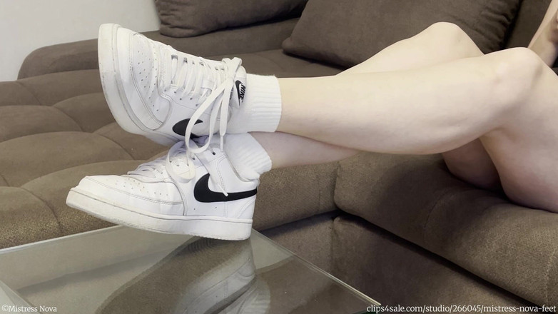 Mistress Nova Feet: Meesteres Nova - blanke sneaker plaagt