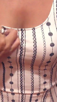 Hintli seksi kız banyoda mastürbasyon yapıyor ve boşalıyor