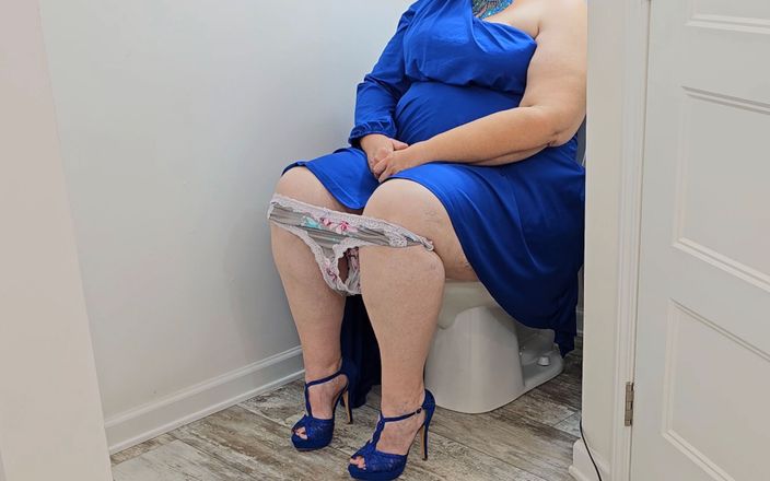 Big ass BBW MILF: 女人在浴室里穿着内裤，当陌生人不小心走进去时，非常惊讶（角色扮演）