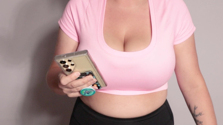 Vibra King Video: 大きな胸を持つミルフのトップレスエクササイズ