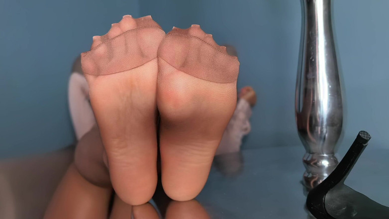 Goddess Lena: Shiny Pantyhose Feet