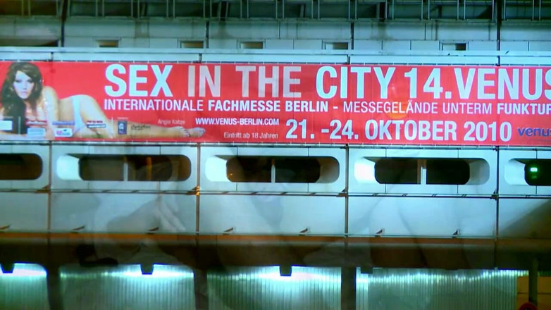 Deutschland porn: 与渴望被又大又硬的鸡巴操的年轻热辣荡妇的3P性爱