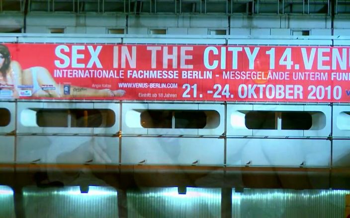 Deutschland porn: Секс в тройничке с молодыми горячими шлюшками, жаждущими трахнуться большими и жесткими членами