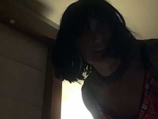 Submissive sissy: Un travesti excité seul prend un gode grosse bite noire