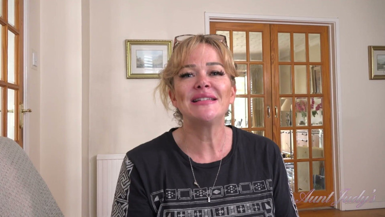 Aunt Judy's: Auntjudys - Sua quente milf professora Kitty Dickens ajuda com sua...
