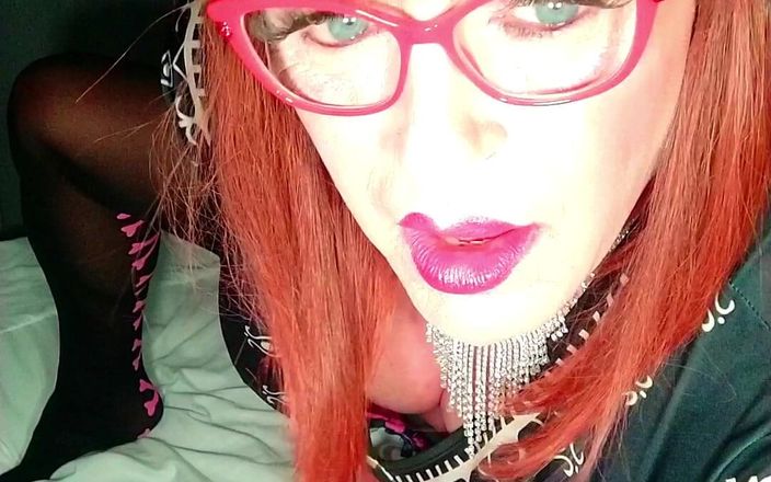Emma Browne: Trans rödhårig stora tuttar spela