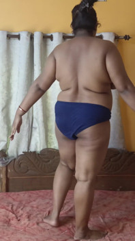 Deslumbrante esposa indiana dança na cama e se masturbando.