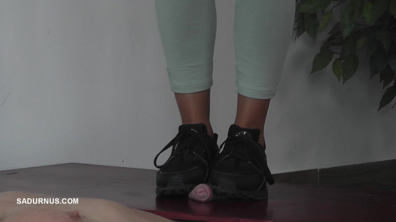 Sadurnus: Zatímco Nomi telefonuje, otrok má orgasmus