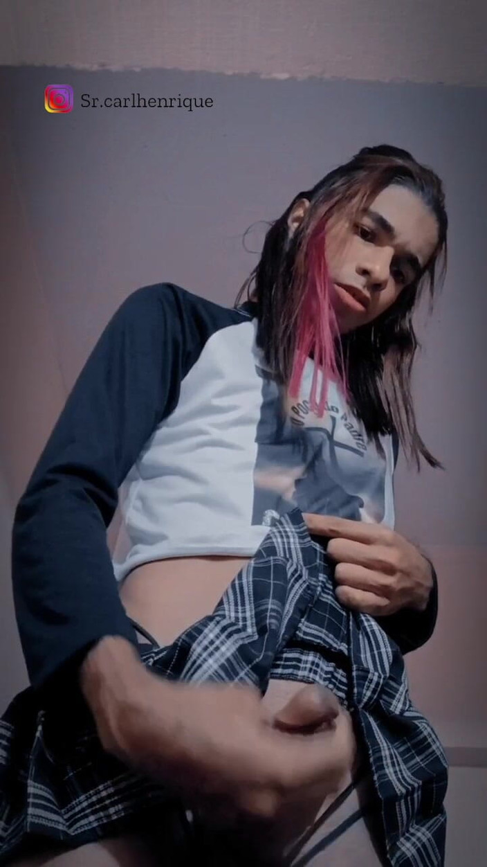 Carlos Henrique: 穿着迷你裙的年轻男孩自慰