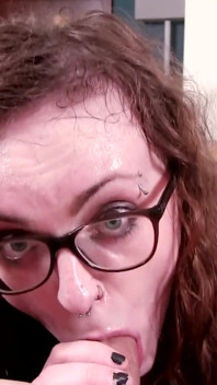 Nerdy college girl looks great sucking cock