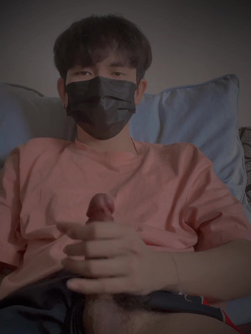 Louswee: Minimal Room Sitting Solo - Clean & Simple