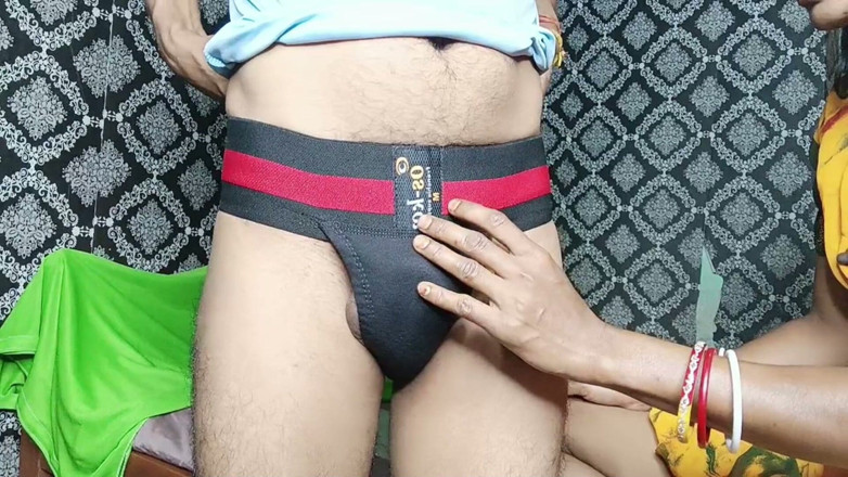 DesiFucker2130: 年长的继兄弟将他又大又厚的鸡巴完全插入他已婚年轻继妹的紧致小阴户。，德西色情视频