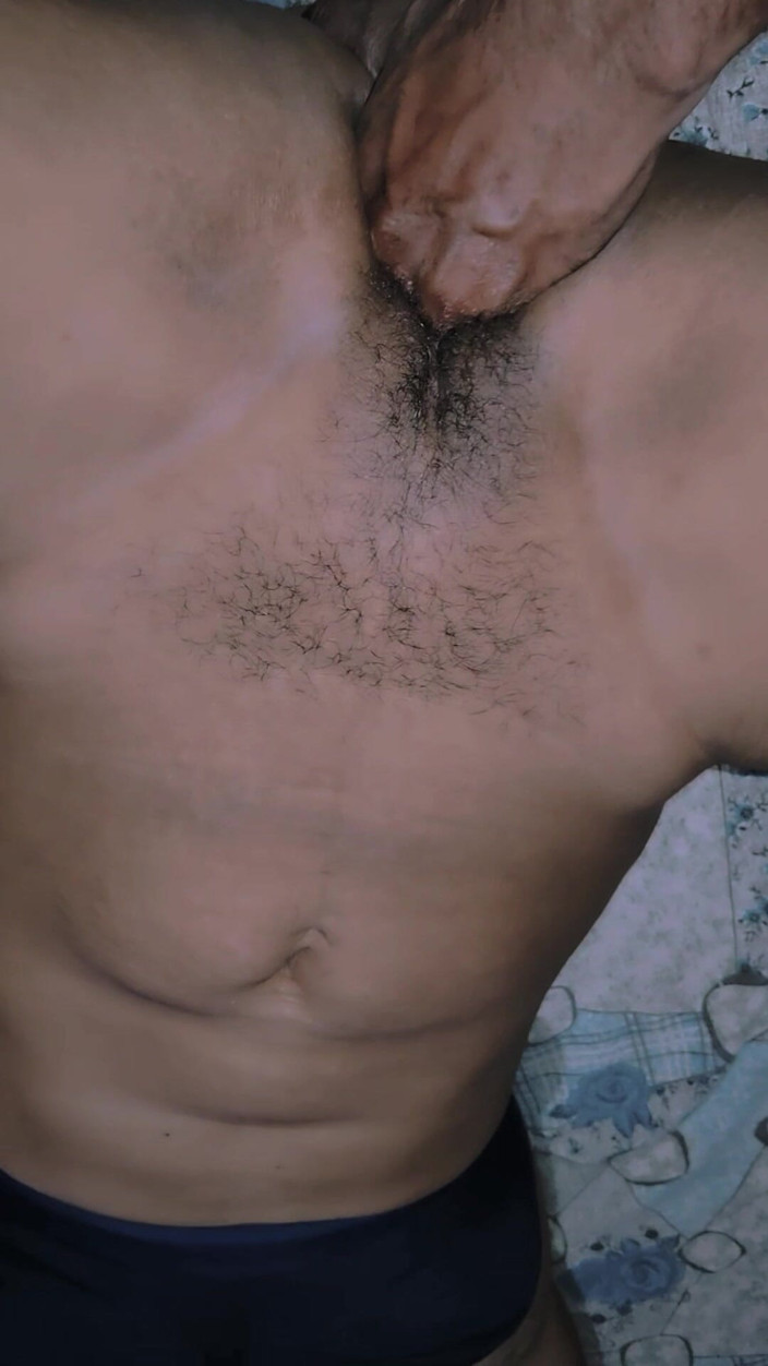 Seenu: Pooja memasukkan tangannya ke dalam memek istri