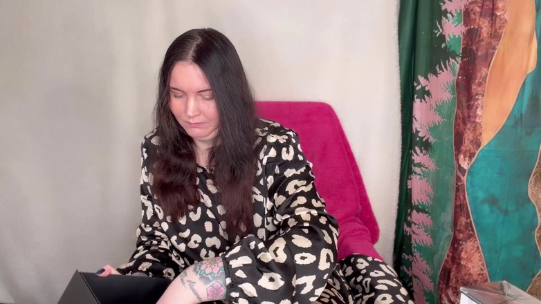 MissFFW: Miss Ffw mở hộp nước hoa mới của cô ấy