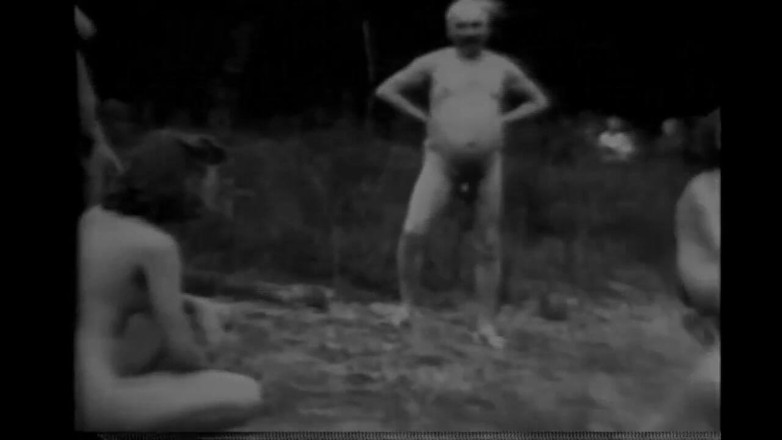 Vintage megastore: Bella ragazza vintage con figa pelosa scopata dai nonni (Film completo)