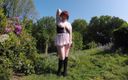 Horny vixen: Posando ao ar livre em roupa wench