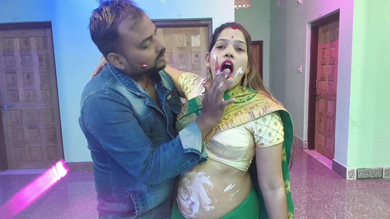 Sona bhabhi: 新年庆祝活动时间哥在切完蛋糕后和她的小鲜肉狠操