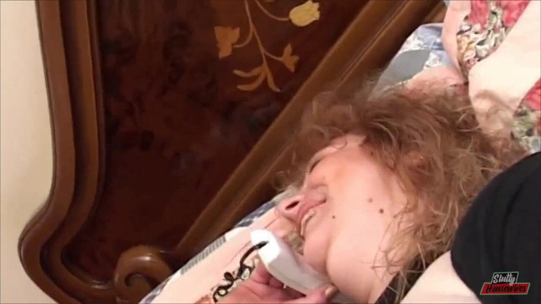 Vere Casalinghe Italia.: Onverzadigbare teef blaast stoom af door haar poesje te neuken...
