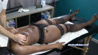 Markus Rokar Massage: Massagem nos peitos para jovem gordinha negra na cama de...
