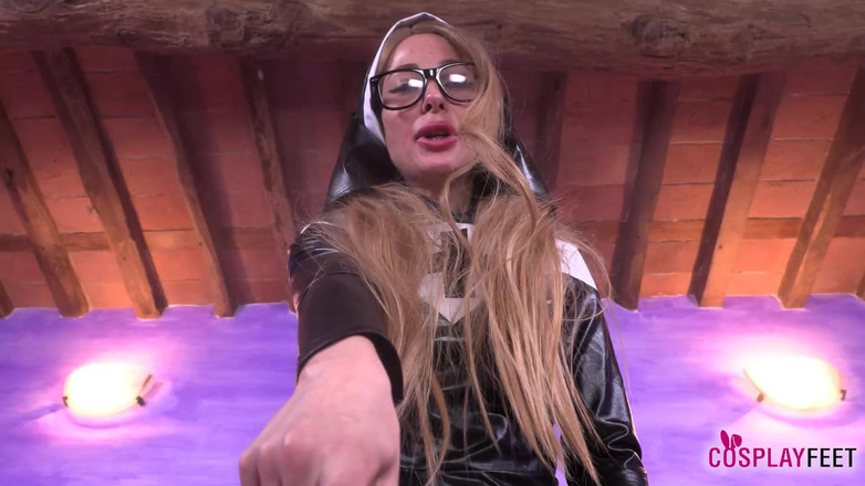 Feet & Cosplay: Blonde bombe ania als sexy nonne in schwarzen strümpfen