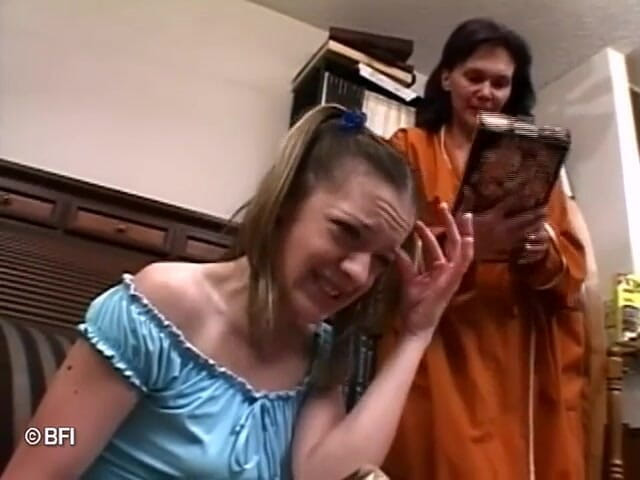 Hardcore slave sex: Kouření sexy teenagerky šukají se zralými dámami - 2 scény z 1