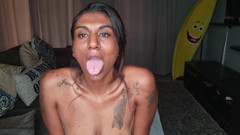 domslutfucker: Desi sitter på soffan och dreglar när hon sticker ut...