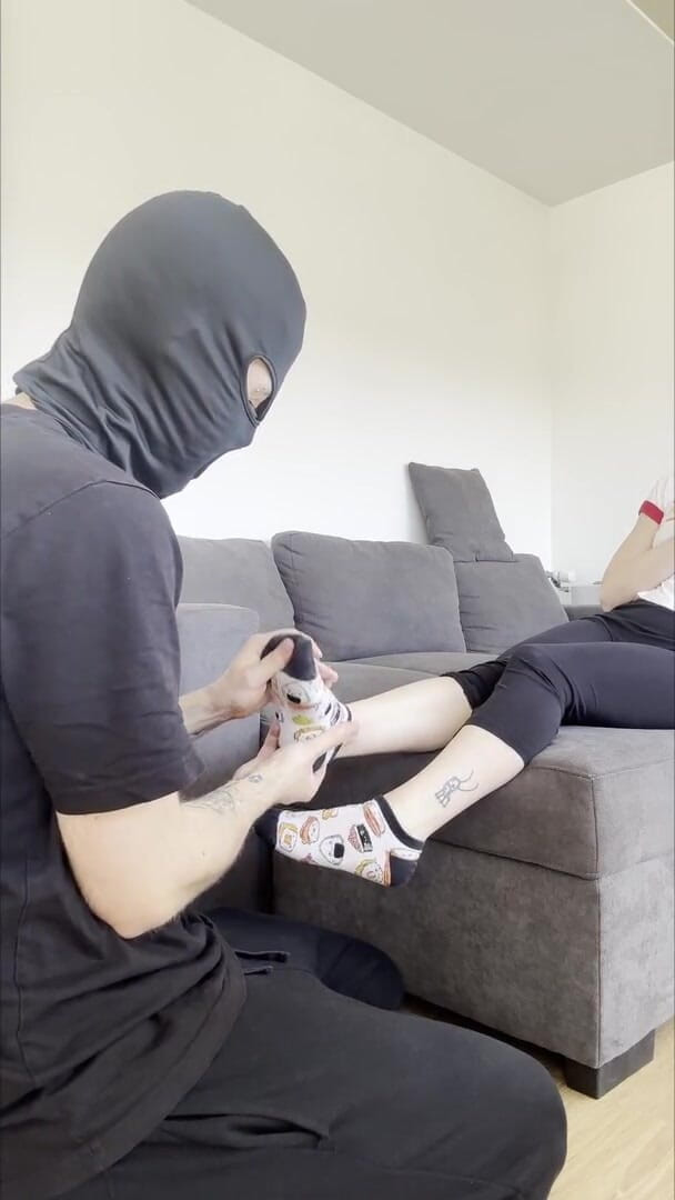 HoneyXScream: Pulang dari gym, cowok ini memuja kakiku yang berkeringat