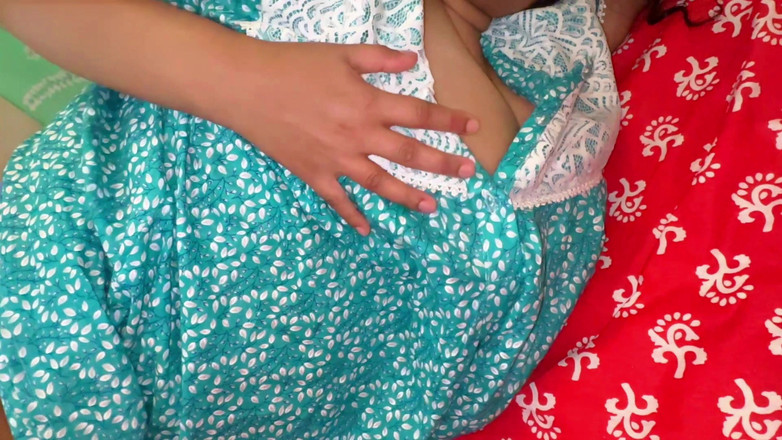Your Boy's Cum: सौतेले पापा मुझे सख्त गांड चुदाई देते हैं जब मैं अपने बिस्तर पर खाना खाती थी