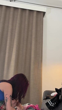 Báječně krásná sexy zrzka se rozbalí s zkoušením úlovku pro nightie, sukni a ponožky přes kolena se spodním prádlem
