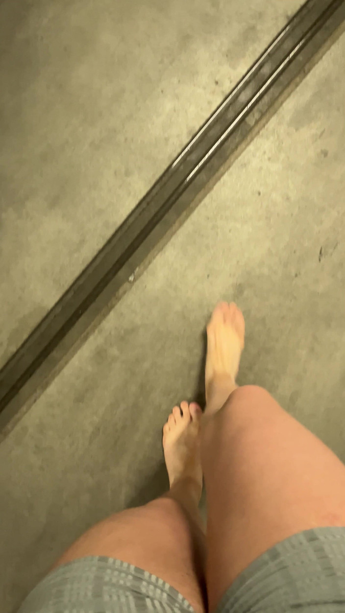 Feet: हर जगह नंगे पैर चलना