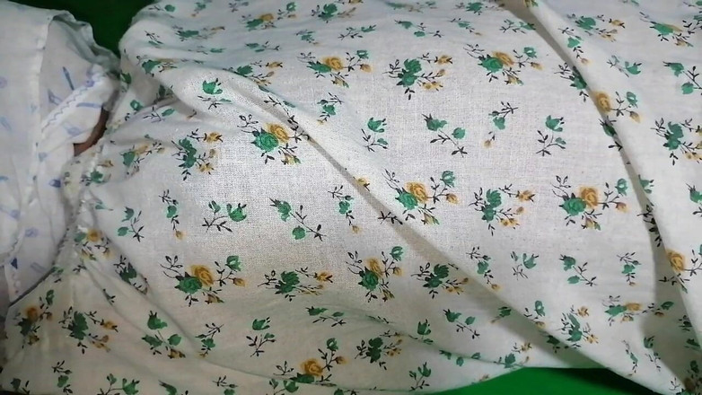 Sweety In Bed: デシ・ローカル・ビレッジのティーンガール・アウトドアXXX動画、インドの美しい村の少女が濡れたきつい膣を指で愛撫する