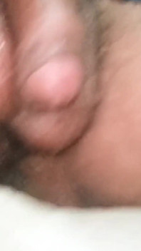 Mijn ongesneden pik melken. Kijk hoe het sperma in slow motion druipt