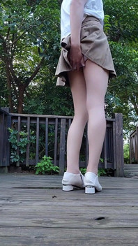 팅쉬안이 자위하러 나갔고 그녀의 다리에 사정했다