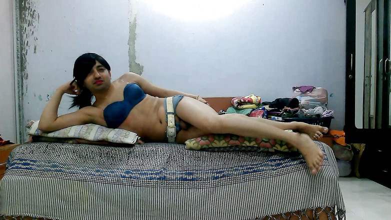 Cute & Nude Crossdresser: Sweet sissy crossdresser femboy Sweet Lollipop med jeans bikini på...