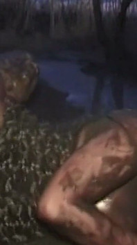 Schlammige MILF nimmt dicken schwanz in beide löcher