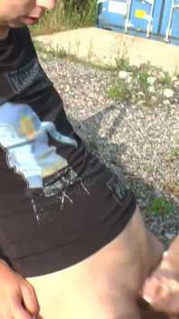 火辣纹身黑发女郎在车里被干