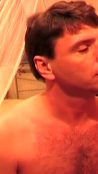 İki azgın orta yaşlı seksi kadın ıslak tükürük gözyaşları içinde yüzünü sırılsıklam yapıyor