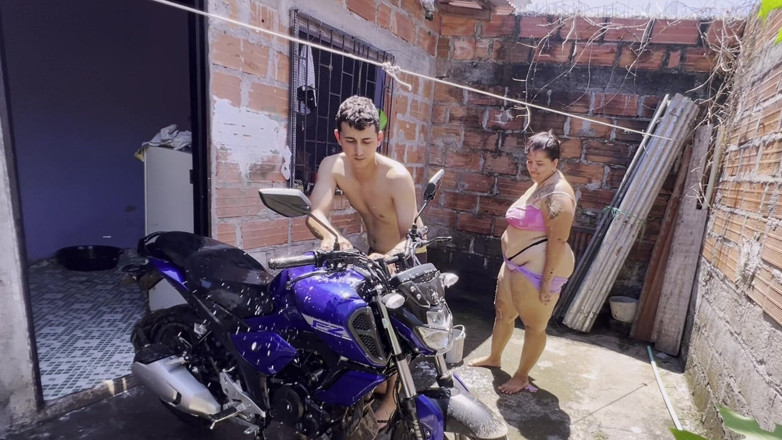Lexly_16: Buurman wast de motor en neukt me Ami in de...