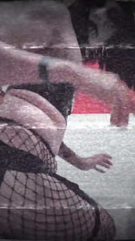 Chica gótica Tiffany Ciskiss puta gótica espeluznante en el culo de la cara follando consolador xl